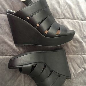 Black wedges